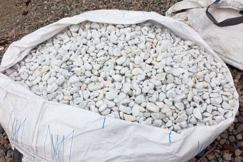 Kamenclub.ru: Мраморная крошка (щебень галтованный белый), фр.20-40 мм.  купить в Петрозаводске мрамор белый бежевый молочный мраморный щебень декоративный 17000 руб/т   фото КАМЕНЬ КЛУБ