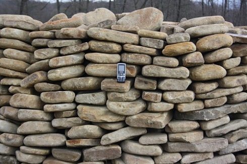 Kamenclub.ru: Песчаник для мощения дорожек, площадок, парковок ( фр 5-10 см)  купить в Петрозаводске песчаник  серый желтый коричневый рыжий песчаник оголтованный окатанный 6500 руб/т   фото КАМЕНЬ КЛУБ