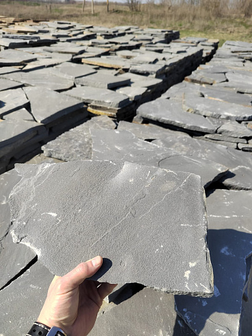 Kamenclub.ru: Песчаник пластушка светло-серый (2,0 см)  купить в Петрозаводске плитняк- ластушка светло-серый, серый рваный ландшафтный плитняк колотый 13800 руб/м3   фото КАМЕНЬ КЛУБ