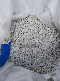 Kamenclub.ru: Мраморная крошка, щебень, цвет-белый, фр. 10-20 мм.  купить в Петрозаводске мрамор белый, молочный айвори каменная ландшафтная декоративная крошка шебня 12000 руб/т   фото КАМЕНЬ КЛУБ