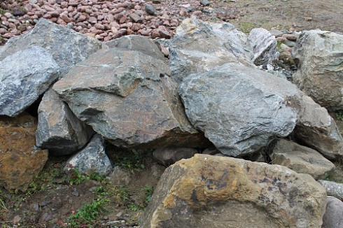 Kamenclub.ru: Змеевик скальник фр. 500-1500 мм.  купить в Петрозаводске змеевик зеленый серый черный глыба скальная колотая 7500 руб/т   фото КАМЕНЬ КЛУБ