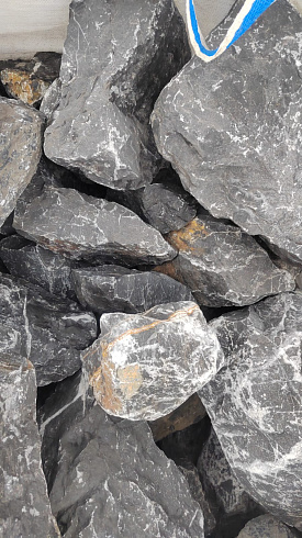 Kamenclub.ru: Черный мрамор скальник фр. 100-500 мм.  купить в Петрозаводске мрамор черный белый серый крупный колотый валун ландшафтный 8500 руб/т   фото КАМЕНЬ КЛУБ