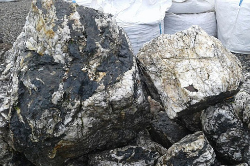 Kamenclub.ru: Черный гранит - кварцит фр. 100-500 мм.  купить в Петрозаводске мрамор гранит черный с белыми прожилками, серый, белый валун скальный колотый 7000 руб/т   фото КАМЕНЬ КЛУБ