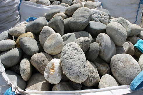 Kamenclub.ru: Речной валун (Ассорти) фр.100-300 мм.  купить в Петрозаводске галечник серый, темно-серый, светло-серый речная галька крупных размеров 4200 руб/т   фото КАМЕНЬ КЛУБ