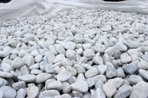 Kamenclub.ru: Мраморная крошка (щебень галтованный белый) фр.10-20 мм.  купить в Петрозаводске мрамор белый, молочный, айвори окатанный округлый декоративный ландшафтный щебень 17000 руб/т   фото КАМЕНЬ КЛУБ