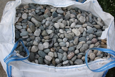 Kamenclub.ru: Галька речная окат (ассорти) фр. 50-100 мм. купить  в Петрозаводске галька природная округлая серая белая черная серая коричневая синяя галька речная окатанная округлая 6200 руб/т   фото КАМЕНЬ КЛУБ