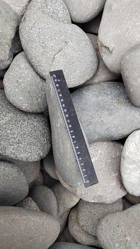 Kamenclub.ru: Галька речная плоская (темно-серая) фр. 70-150 мм. купить  в Петрозаводске галечник природный темно-серый серый синий речная плоская природная окатанная  9000 руб/т   фото КАМЕНЬ КЛУБ