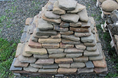 Kamenclub.ru: Песчаник галтованный для облицовки (фр. 2-5 см)  купить в Петрозаводске песчник рыжий желтый серый песчаник окатанный речной 6 000 руб/т   фото КАМЕНЬ КЛУБ