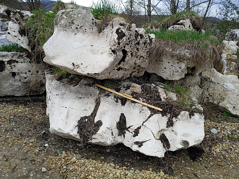 Kamenclub.ru: Выветренный известняк (степной) фр. 500-1500 мм.  купить в Петрозаводске    10000 руб/т   фото КАМЕНЬ КЛУБ