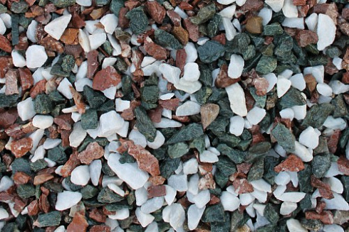 Kamenclub.ru: Мраморная крошка (щебень крошка микс : белый-черный-розовый) фр. 3-5 мм.  купить в Петрозаводске мрамор белый, черный, розовый, разноцветный мраморная каменная крошка декорвтивная 12000 руб/т   фото КАМЕНЬ КЛУБ