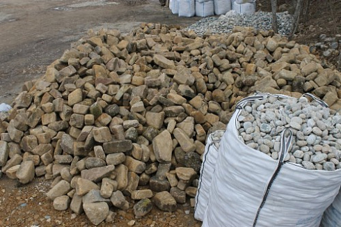 Kamenclub.ru: Песчаник для строительства и кладки блочный (фр 100-200 мм)  купить в Петрозаводске песчаник бежевый серый рыжий валун мелкий для строительства песчаник 6500 руб/т   фото КАМЕНЬ КЛУБ