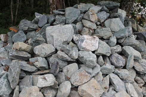 Kamenclub.ru: Гранит скальник (серо-зеленый) фр. 100-500 мм.  купить в Петрозаводске гранит зеленый, серый, салатовый крупный ландшафтный валун 6 000 руб/т   фото КАМЕНЬ КЛУБ