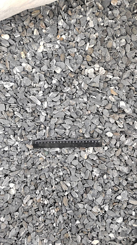 Kamenclub.ru: Щебень галтованный черный (мрамор) фр.10-20 мм.  купить в Петрозаводске мрамор черный с белыми прожилками, черный, белый окатанный округлый ландшафтный декоративный щебень 15000 руб/т   фото КАМЕНЬ КЛУБ