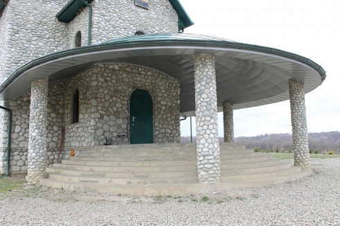 Kamenclub.ru: Галька речная плоская (бело-серая) фр. 100-200-300 мм. купить  в Петрозаводске галька речная плоская серый, белый, бело-серый, серо-белый речная галька плоская  9000 руб/т   фото КАМЕНЬ КЛУБ