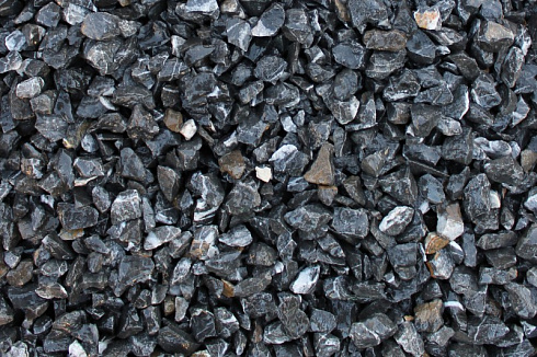 Kamenclub.ru: Щебень крошка черный (мрамор) фр. 5-10 мм.  купить в Петрозаводске мрамор черный с белыми прожилками, черный, белый мраморная крошка декоративная ландшафтная 11000 руб/т   фото КАМЕНЬ КЛУБ