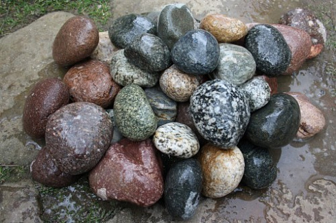 Kamenclub.ru: Галька окат (цветная картошка) фр. 50-100 мм. купить  в Петрозаводске галька природная окатанная серый белый цветной синий темно-серый коричневый округлый галечник окатанный 6800 руб/т   фото КАМЕНЬ КЛУБ