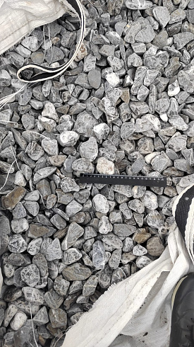 Kamenclub.ru: Щебень галтованный черный (мрамор) фр.40-70 мм.  купить в Петрозаводске мрамор черный с белыми прожилками, черный, белый щебень галтованный округлый 13500 руб/т   фото КАМЕНЬ КЛУБ