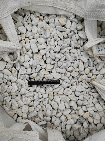 Kamenclub.ru: Мраморная крошка (щебень галтованный белый) фр.40-70 мм.  купить в Петрозаводске мрамор белый молочный айвори окатанный округлый природный камень 17000 руб/т   фото КАМЕНЬ КЛУБ