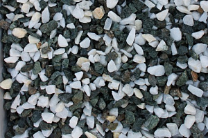 Kamenclub.ru: Мраморная крошка (щебень крошка микс: белый-зеленый) фр. 10-20 мм.  купить в Петрозаводске мрамор белый, зеленый каменная ландшафтная декоративная крошка щебня 9500 руб/т   фото КАМЕНЬ КЛУБ