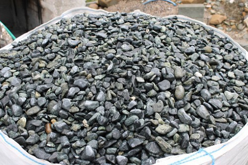 Kamenclub.ru: Щебень галтованный зеленый (змеевик) фр. 20-40 мм.  купить в Петрозаводске мрамор зеленый, салатовый оголтованный щебень мраморный 12500 руб/т   фото КАМЕНЬ КЛУБ