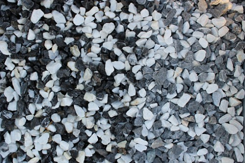 Kamenclub.ru: Мраморная крошка (щебень крошка микс : черный-белый) фр. 10-20 мм.  купить в Петрозаводске мрамор белый, черный каменная декоративная крошка ландшафтная 12000 руб/т   фото КАМЕНЬ КЛУБ