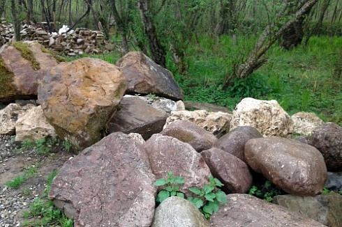 Kamenclub.ru: Конгломераты фр. 300-1000 мм.  купить в Петрозаводске кварц мрамор диабаз коричневый, серый зеленоватый речной валун крупный 6500 руб/т   фото КАМЕНЬ КЛУБ