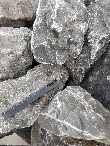 Kamenclub.ru: Черный мрамор скальник фр. 100-500 мм.  купить в Петрозаводске мрамор черный белый серый крупный колотый валун ландшафтный 8500 руб/т   фото КАМЕНЬ КЛУБ