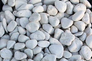 Kamenclub.ru: Щебень галтованный белый (мрамор) фр.5-10 мм.  купить в Петрозаводске мрамор белый, айвори, молочный каменная мраморная декоративная ландшафтная крошка 17000 руб/т   фото КАМЕНЬ КЛУБ