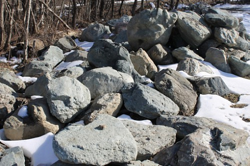 Kamenclub.ru: Гранит скальник (серо-зеленый) фр. 500-1500 мм.  купить в Петрозаводске гранит мрамор  серый зеленый темно-серый глыба скальная колотая ландшафтная 7 500 руб/т   фото КАМЕНЬ КЛУБ