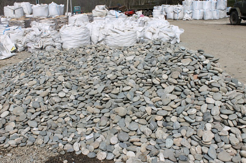 Kamenclub.ru: Галька речная плоская (серо-белая) фр. 70-120 мм. купить  в Петрозаводске галька галечник речной серый, белый окатанная плоская  природная галька 9000 руб/т   фото КАМЕНЬ КЛУБ