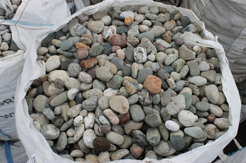 Kamenclub.ru: Галька окат (цветная картошка) фр. 50-100 мм. купить  в Петрозаводске галька природная окатанная серый белый цветной синий темно-серый коричневый округлый галечник окатанный 6800 руб/т   фото КАМЕНЬ КЛУБ