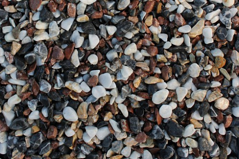 Kamenclub.ru: Мраморная крошка (щебень галтованный микс:белый-черный-розовый-медовый) фр.10-20 мм.  купить в Петрозаводске мрамор белый, медовый, черный, розовый мраморный декоративный ландшафтный окатанный округлый галтованный щебень 15500 руб/т   фото КАМЕНЬ КЛУБ