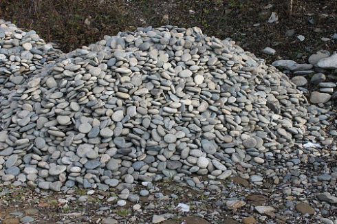 Kamenclub.ru: Галька речная плоская (ассорти) фр. 70-150 мм. купить  в Петрозаводске галька галечник серый белый темно-серый синий светло-серый плоская природная галька  9000 руб/т   фото КАМЕНЬ КЛУБ