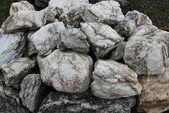 Kamenclub.ru: Мраморизированный известняк фр. 100-500 мм.  купить в Петрозаводске известняк серый белый темно-серый сероватый валун природного образования окатанный 10500 руб/т   фото КАМЕНЬ КЛУБ