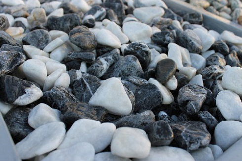 Kamenclub.ru: Мраморная крошка (щебень галтованный микс:: белый-черный) фр.20-40 мм  купить в Петрозаводске мрамор белый, черный мраморный галтованный щебень 15500 руб/т   фото КАМЕНЬ КЛУБ