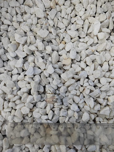 Kamenclub.ru: Мраморная крошка, щебень, цвет-белый, фр. 5-10 мм.  купить в Петрозаводске мрамор белый, айвори, молочный мраморная каменная крошка ландшафтная 12000 руб/т   фото КАМЕНЬ КЛУБ
