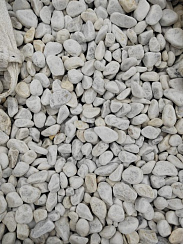 Kamenclub.ru: Мраморная крошка (щебень галтованный белый) фр.40-70 мм.  купить в Петрозаводске мрамор белый молочный айвори окатанный округлый природный камень 17000 руб/т   фото КАМЕНЬ КЛУБ