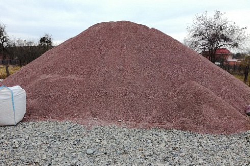 Kamenclub.ru: Мраморная крошка (щебень крошка розовый) фр. 5-10 мм.  купить в Петрозаводске мрамор розовый, красный щебень колотый ландшафтный декоративный  11000 руб/т   фото КАМЕНЬ КЛУБ