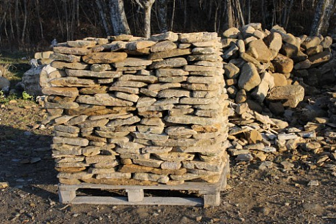 Kamenclub.ru: Песчаник колотый для облицовки (фр. 2-3 см)  купить в Петрозаводске песчаник бежевый серый рыжий песчаник строительный 5000 руб/т   фото КАМЕНЬ КЛУБ