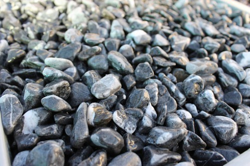 Kamenclub.ru: Щебень галтованный черный (мрамор) фр.10-20 мм.  купить в Петрозаводске мрамор черный с белыми прожилками, черный, белый окатанный округлый ландшафтный декоративный щебень 15000 руб/т   фото КАМЕНЬ КЛУБ