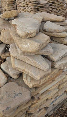 Kamenclub.ru: Песчаник пластушка галтованный желтый с рисунком (3 см)  купить в Петрозаводске плитняк - пластушка желтый песчаник 21000 руб/м3   фото КАМЕНЬ КЛУБ