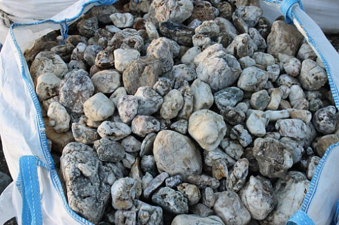 Kamenclub.ru: Кварцевый валунчик фр.100-300 мм.  купить в Петрозаводске кварц белый, бежевый молочный рыжий крупный природный камень галечник 7850 руб/т   фото КАМЕНЬ КЛУБ