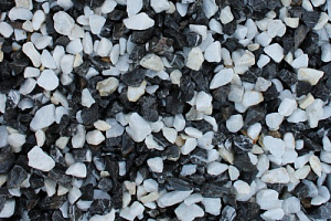 Kamenclub.ru: Мраморная крошка (щебень крошка микс : черный-белый) фр. 10-20 мм.  купить в Петрозаводске мрамор белый, черный каменная декоративная крошка ландшафтная 12000 руб/т   фото КАМЕНЬ КЛУБ