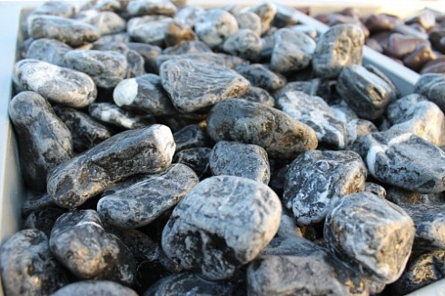 Kamenclub.ru: Щебень галтованный черный (мрамор) фр. 50-100 мм.  купить в Петрозаводске мрамор черный с белыми прожилками щебень ландшафтный мраморный 15000 руб/т   фото КАМЕНЬ КЛУБ