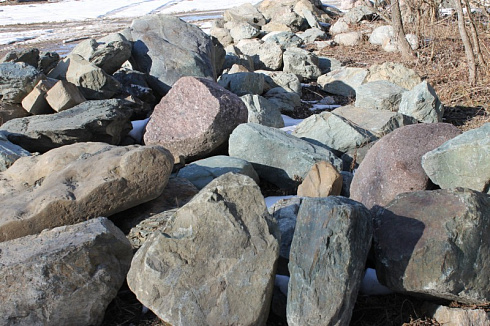 Kamenclub.ru: Гранит скальник (серо-зеленый) фр. 500-1500 мм.  купить в Петрозаводске гранит мрамор  серый зеленый темно-серый глыба скальная колотая ландшафтная 7 500 руб/т   фото КАМЕНЬ КЛУБ