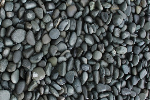 Kamenclub.ru: Галька речная окат (темно-серая) фр. 70-150 мм. купить  в Петрозаводске галька речная темно-серая, синяя, серая речная галька округлая  8000 руб/т   фото КАМЕНЬ КЛУБ