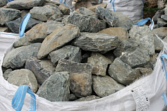 Kamenclub.ru: Гранит скальник (серо-зеленый) фр. 100-500 мм.  купить в Петрозаводске гранит зеленый, серый, салатовый крупный ландшафтный валун 6 000 руб/т   фото КАМЕНЬ КЛУБ