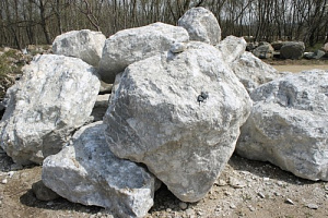 Kamenclub.ru: Мраморизированный известняк фр.500-1500 мм.  купить в Петрозаводске    10000 руб/т   фото КАМЕНЬ КЛУБ