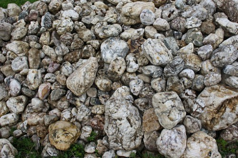 Kamenclub.ru: Кварцевый валунчик фр.100-300 мм.  купить в Петрозаводске кварц белый, бежевый молочный рыжий крупный природный камень галечник 7850 руб/т   фото КАМЕНЬ КЛУБ