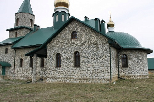 Kamenclub.ru: Галька речная плоская (бело-серая) фр. 100-200-300 мм. купить  в Петрозаводске галька речная плоская серый, белый, бело-серый, серо-белый речная галька плоская  9000 руб/т   фото КАМЕНЬ КЛУБ